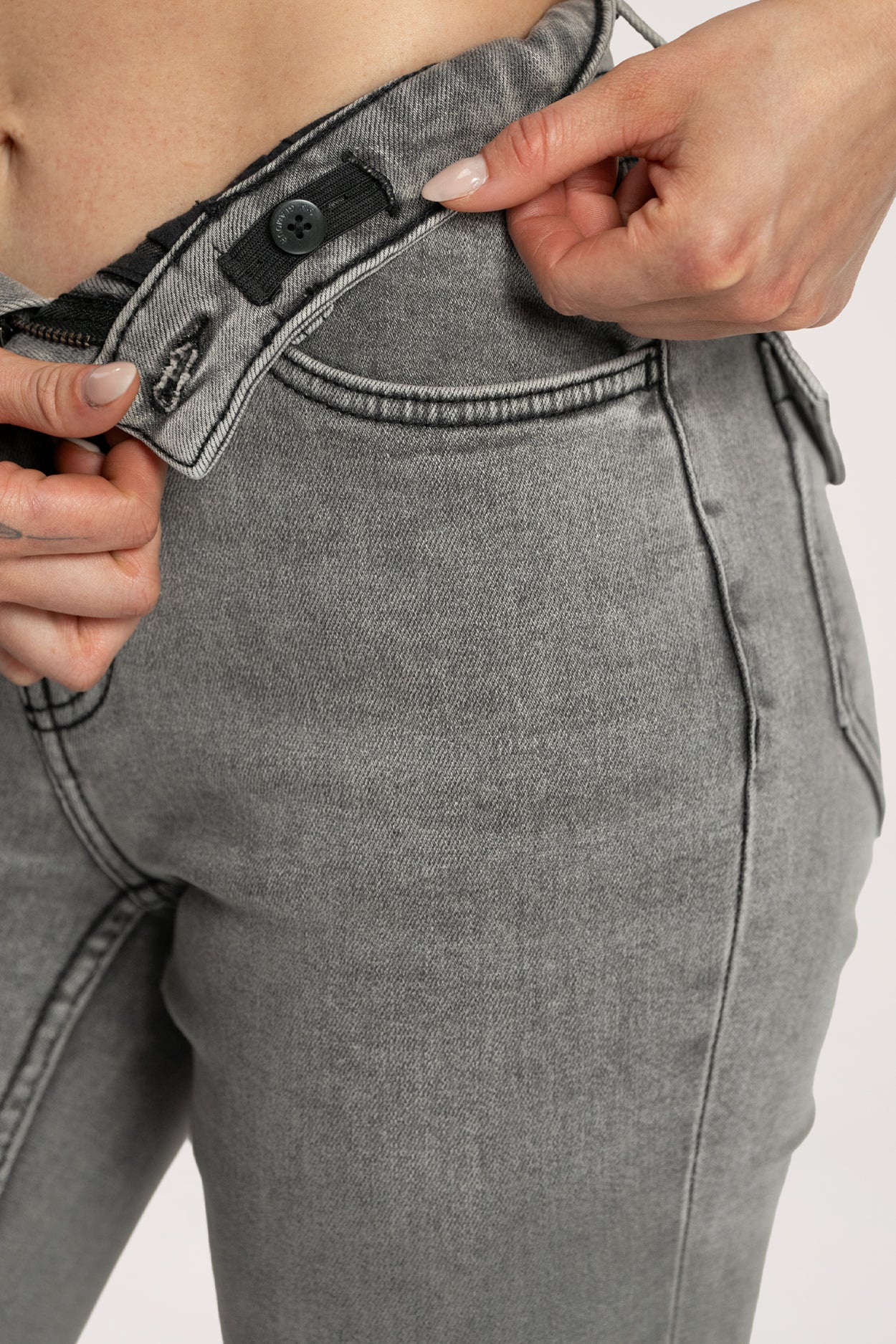 Push‑up hatású bő szárú farmer light grey