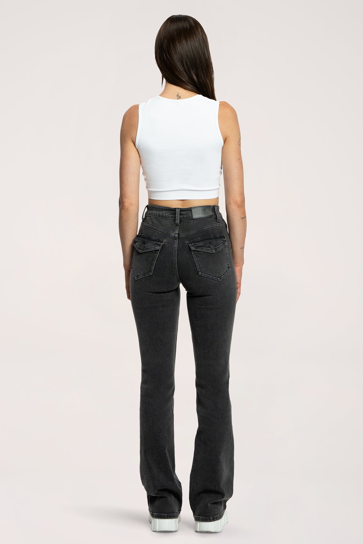 Push‑up hatású bő szárú farmer black
