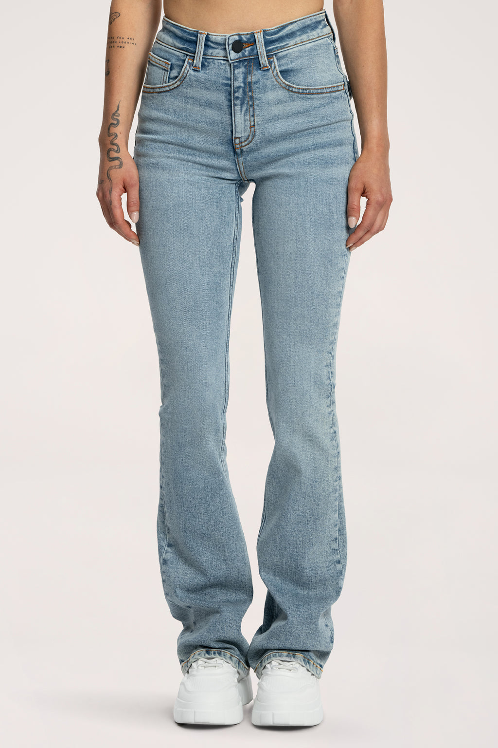 Push‑up hatású bő szárú farmer light blue