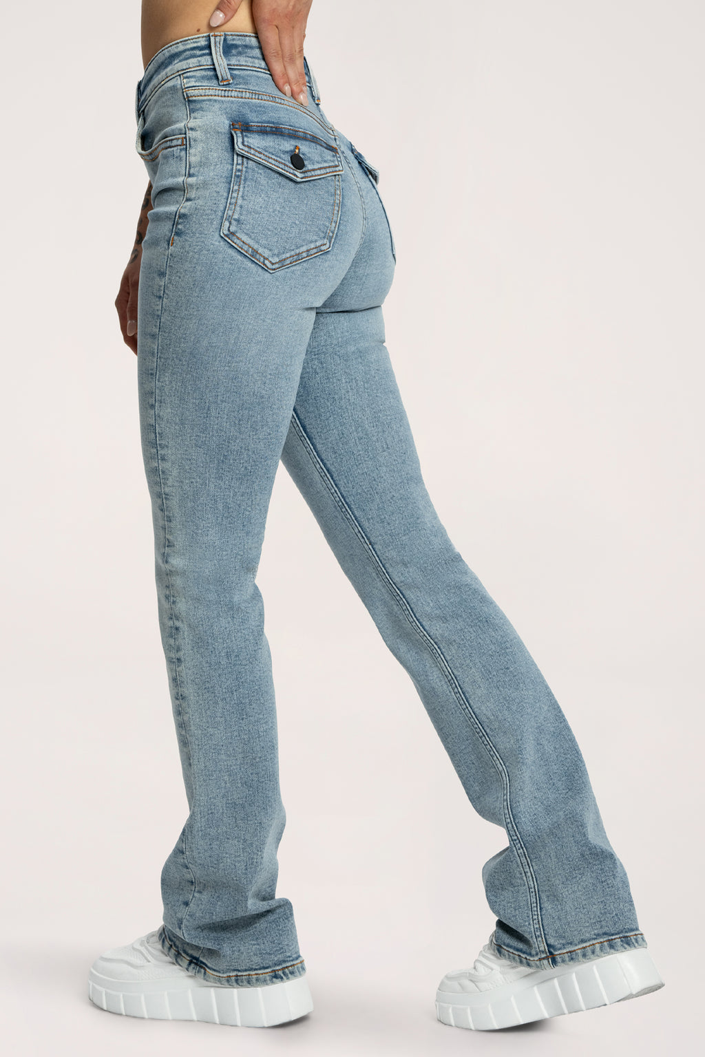Push‑up hatású bő szárú farmer light blue