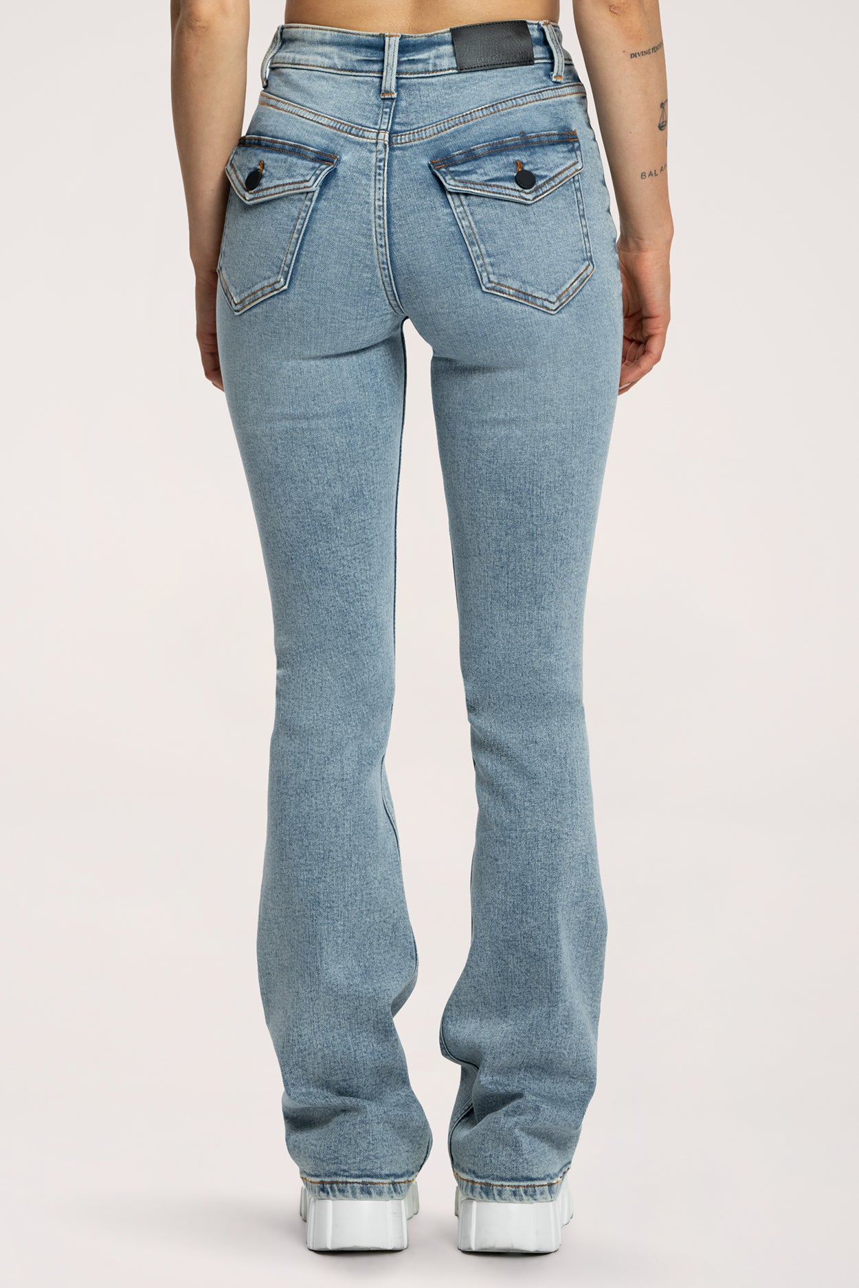 Push‑up hatású bő szárú farmer light blue