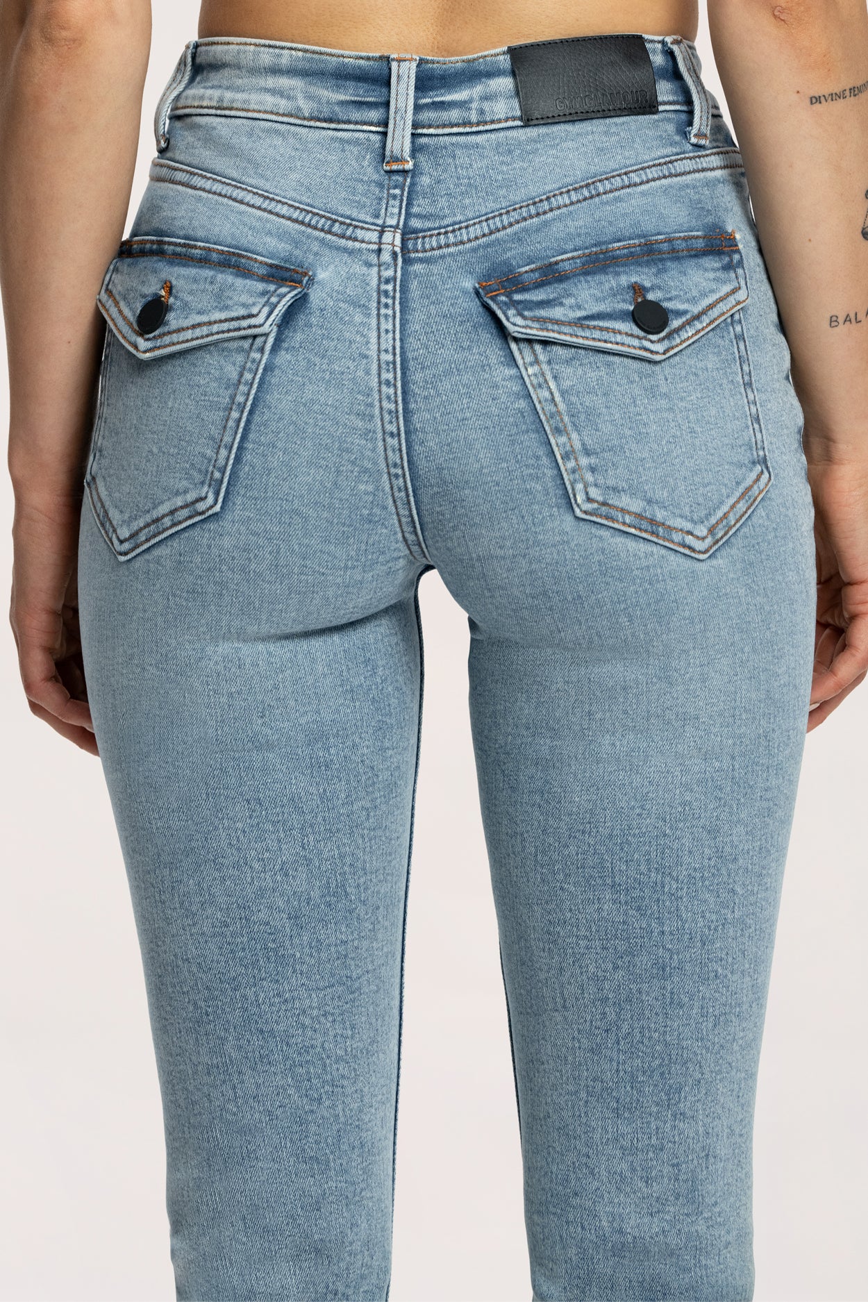 Push‑up hatású bő szárú farmer light blue