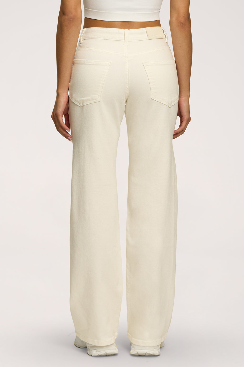 Alacsony derekú, bő szárú farmer off white