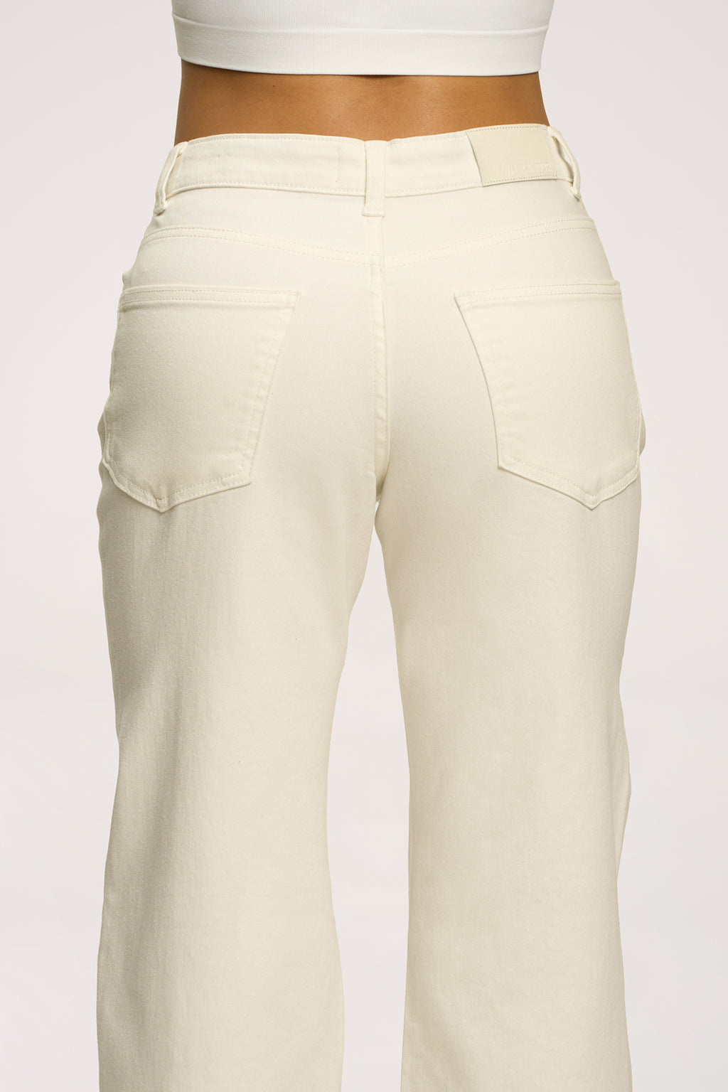 Alacsony derekú, bő szárú farmer off white