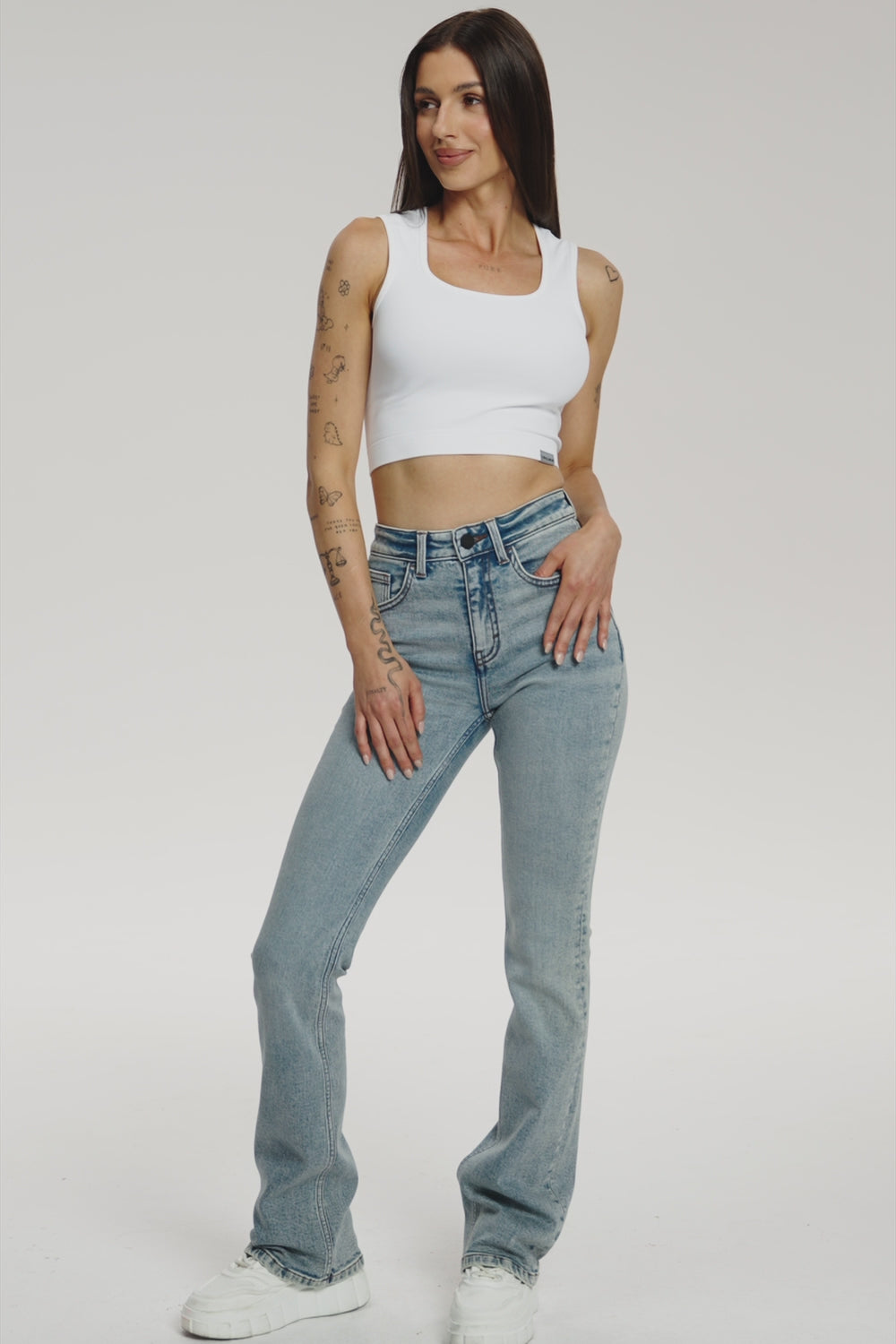 Push‑up hatású bő szárú farmer light blue