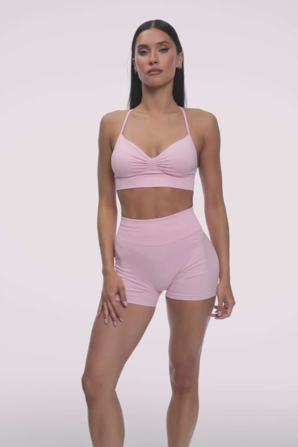 Mély dekoltázsú melltartó popstar
